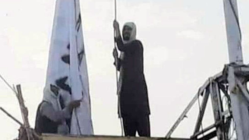 Taliban flag raised above border crossing with Pakistan