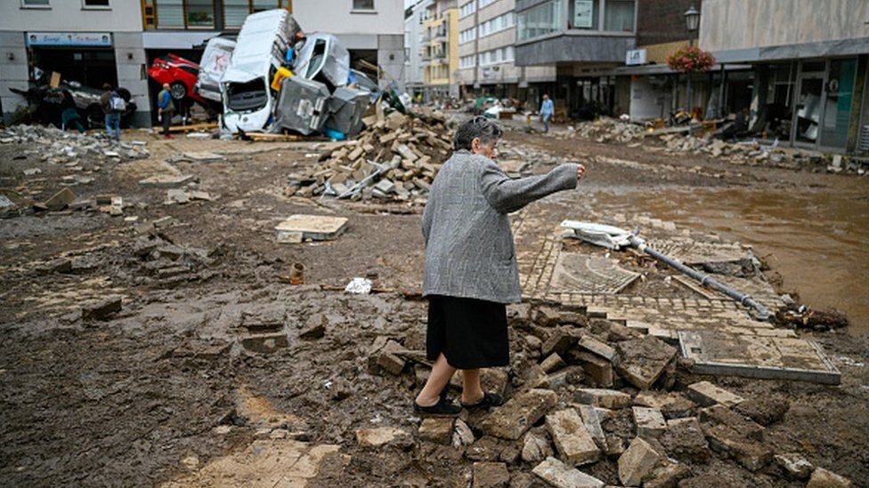 Rescuers race to find survivors as hundreds remain missing