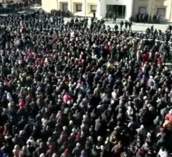 აქციის მონაწილეებმა პარლამენტთან კარვების გაშლა დაიწყეს