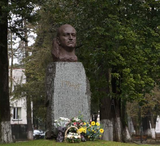 სამეგრელო-ზემო სვანეთის სახელმწიფო რწმუნებულმა ეროვნული გმირის ჟიული შარტავას ბიუსტი გვირგვინით შეამკო