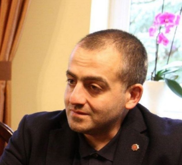 “დევი, ბუბა, ჟორიკასთან არის თქვენი ადგილი, ქვეყნის სასიკეთო თემებზე სალაპარაკოდ ვერც წარმომიდგენიხართ”