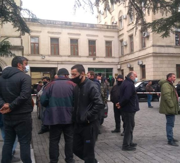 ნიკეას ბაზრობის მოვაჭრეებმა ქუთაისის მერიასთან აქცია გამართეს