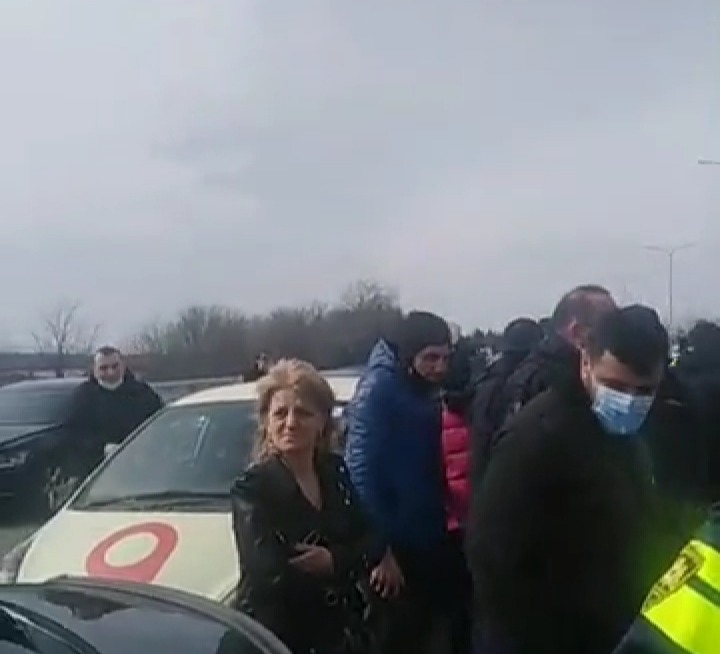 მაგისტრალის გადაკეტვას პოლიციას და აქციის მონაწილეებს შორის დაპირისპირება მოჰყვა