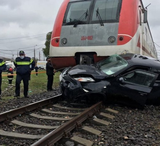 ზუგდიდში მატარებელი მსუბუქ ავტომობილს შეეჯახა