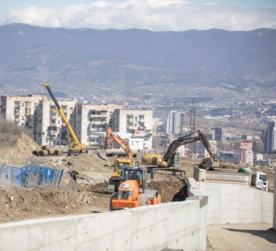 მაჭავარიანის ქუჩაზე მეწყერსაშიში ფერდის გამაგრების სამუშაოები დაიწყო
