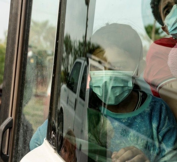 White House vows probe into migrant children kept on buses