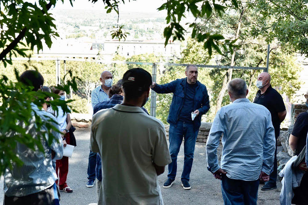 ზურაბ აბაშიძემ ვერის მოსახლეობასთან წინასაარჩევნო პროგრამის ფარგლებში დაგეგმილი პროექტები განიხილა