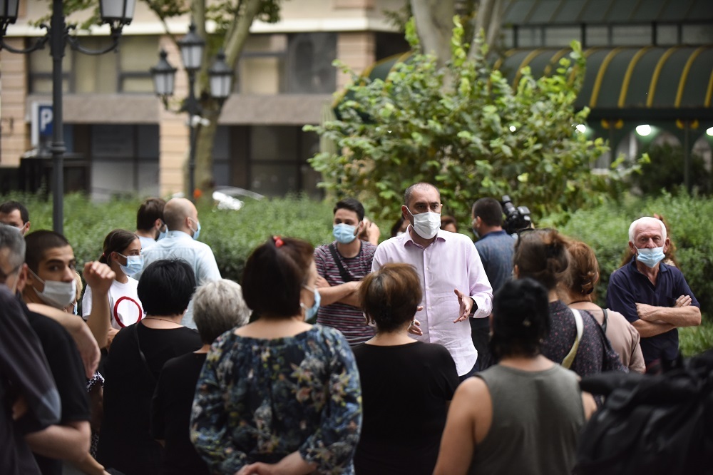 ზურაბ აბაშიძე მოსახლეობას ორბელიანის მოედნის რეაბილიტირებულ სკვერში შეხვდა