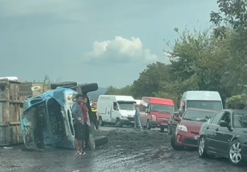 საგარეჯოში ყურძნით დატვირთული ავტომობილი ამობრუნდა