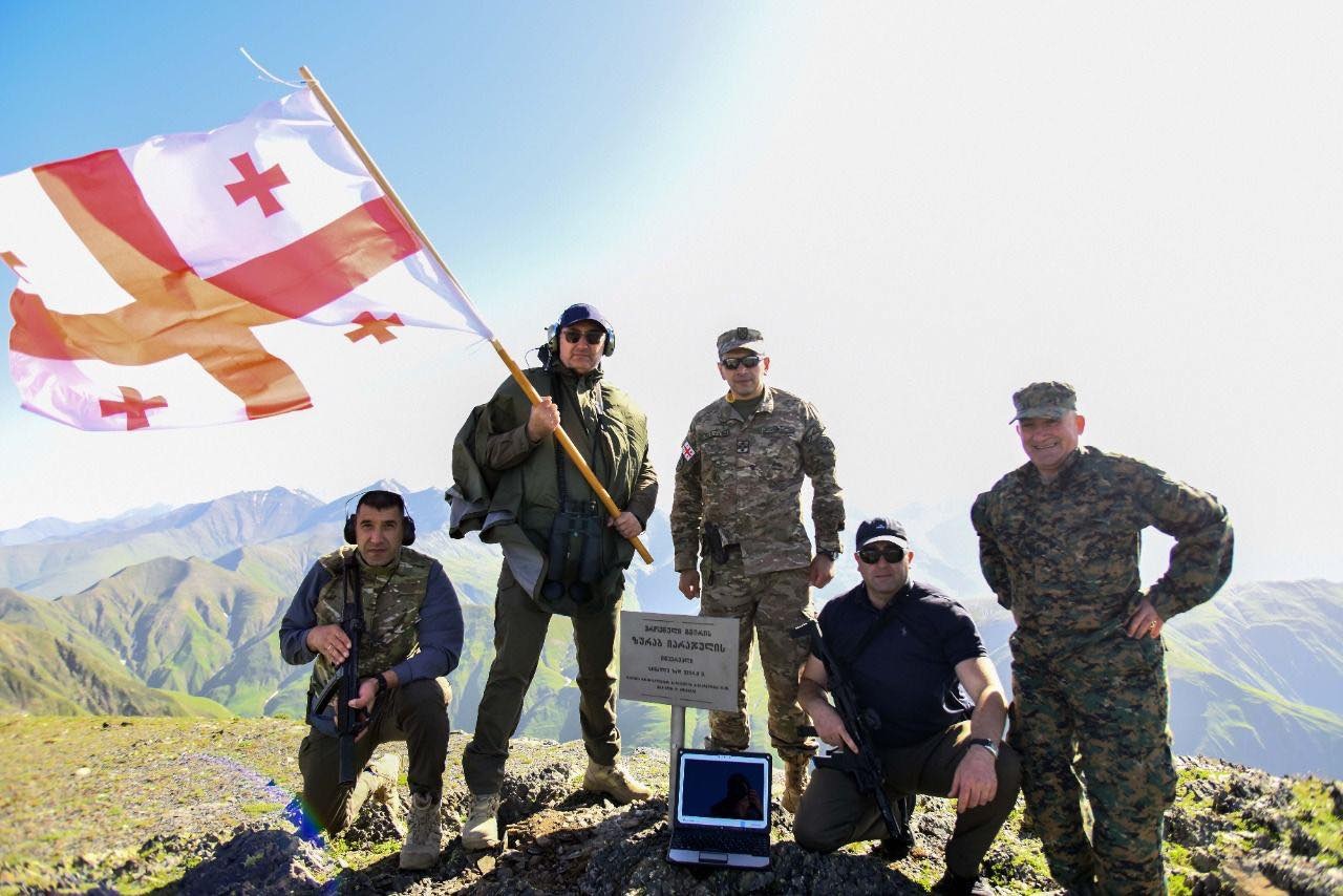 თავდაცვის მინისტრმა დუშეთის მუნიციპალიტეტში ეროვნული გმირის ზურაბ იარაჯულის სახელობის მწვერვალზე მემორიალური დაფა განათავსა