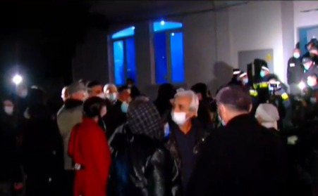 ისნის საოლქო კომისიასთან #4 და #16 უბნის შედეგების გადახედვას ითხოვენ