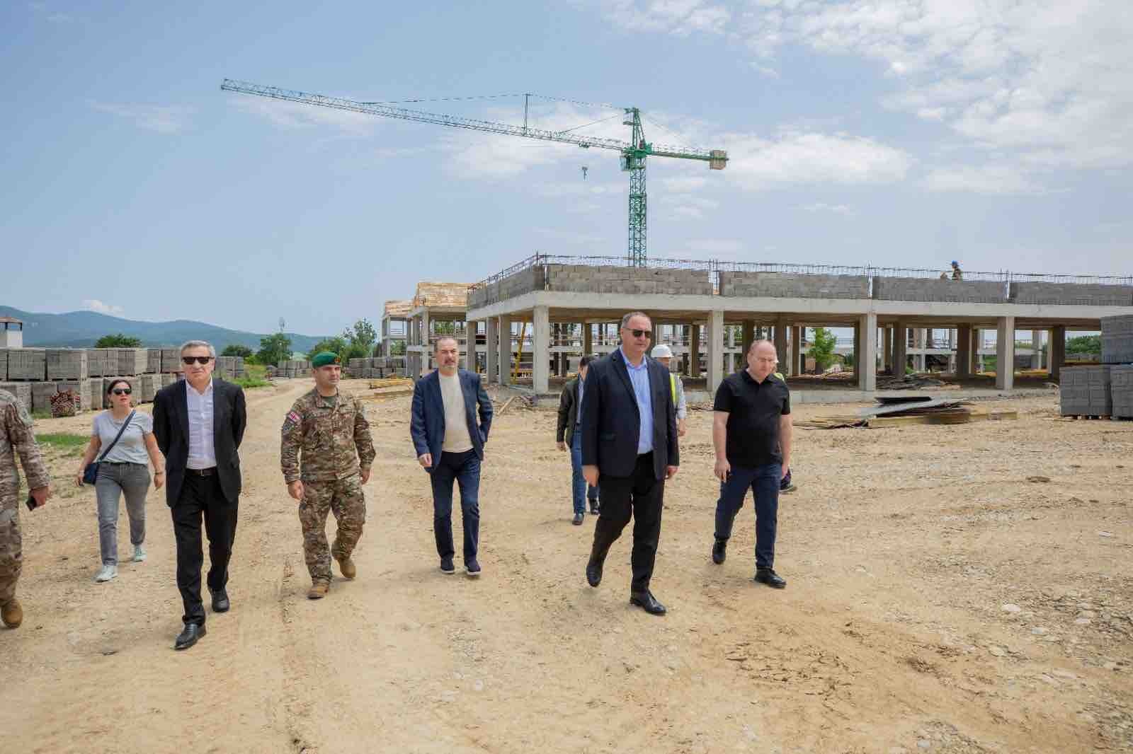 დეპუტატები მუხროვანში მიმდინარე ინფრასტრუქტურულ სამუშაოებს გაეცნენ