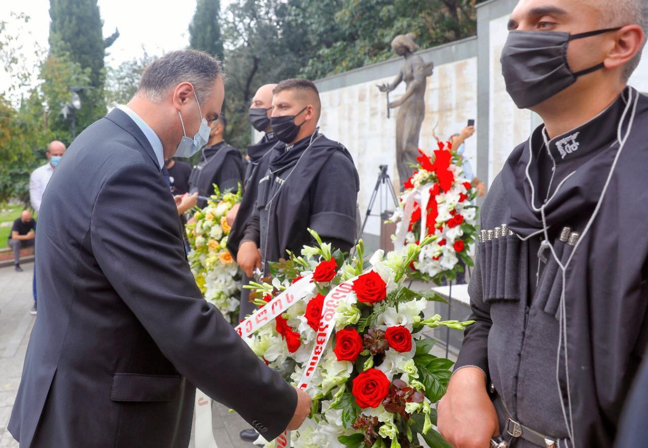 საქართველოს ერთიანობისათვის ბრძოლებში დაღუპულ გმირთა მემორიალი გვირგვინით შეამკეს
