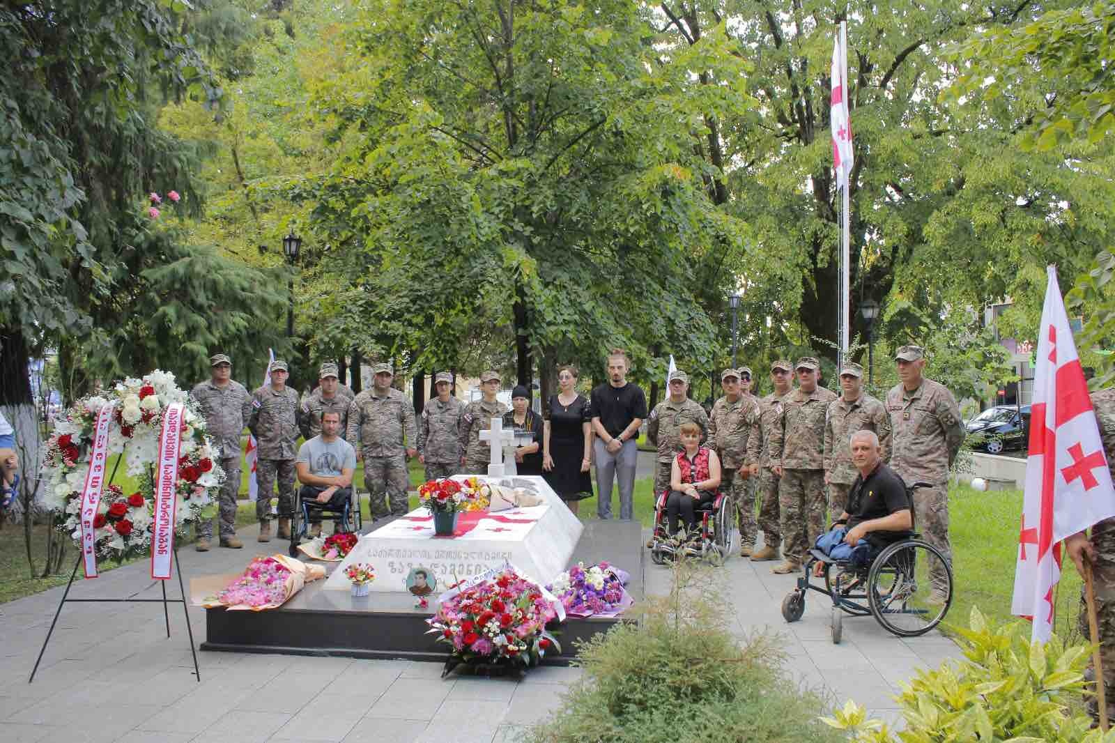 სამხედროებმა ეროვნული გმირის, კაპრალ ზაზა დამენიას ხსოვნას პატივი მიაგეს