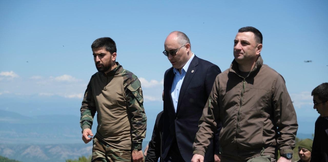 თავდაცვის მინისტრი დიდგორის მემორიალთან “აისის“ კურსდამთავრებულებს შეხვდა