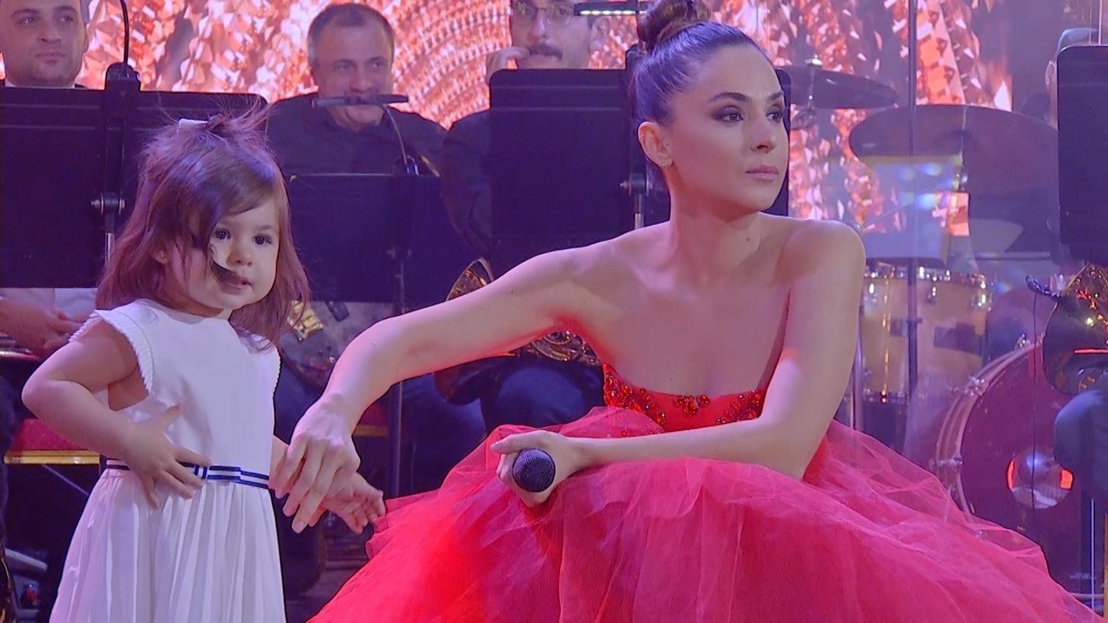 Saakashvili sends kind New Year wishes with a photo of her daughter