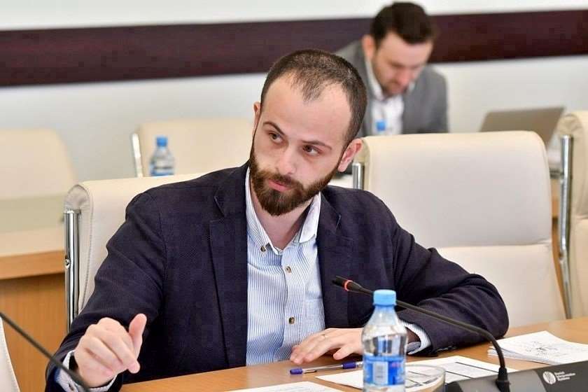 ვახუშტი მენაბდე –  ხელისუფლება როცა ადამიანების არჩევანით მანიპულირებდა წინასაარჩევნოდ მოსყიდვით, გადმობირებით თუ დაშინებით, სწორედ ფარულობის დარღვევით აშანტაჟებდა