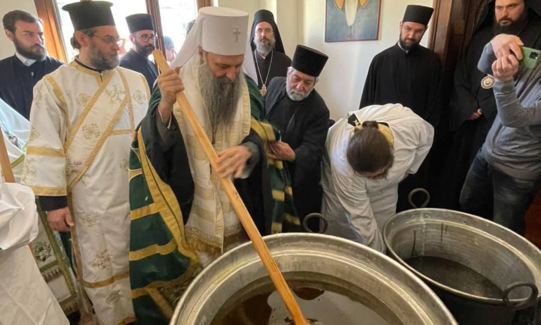 უპრეცედენტო შემთხვევა – სერბეთის ეკლესიაში მირონი ტომოსის დარღვევით აკურთხეს