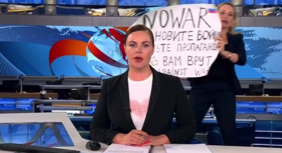 Editor showing banner in support of Ukraine during a live show of Russian main TV channel arrested