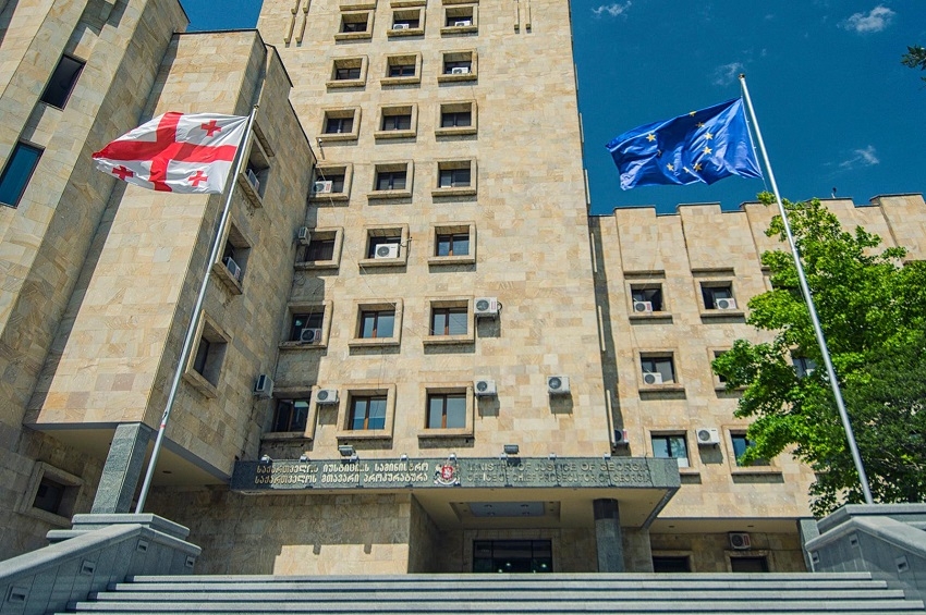 გენდერის ნიშნით შეუწყნარებლობის მოტივით მეუღლის განზრახ მკვლელობისთვის ბრალდებულს 15 წლით პატიმრობა მიესაჯა