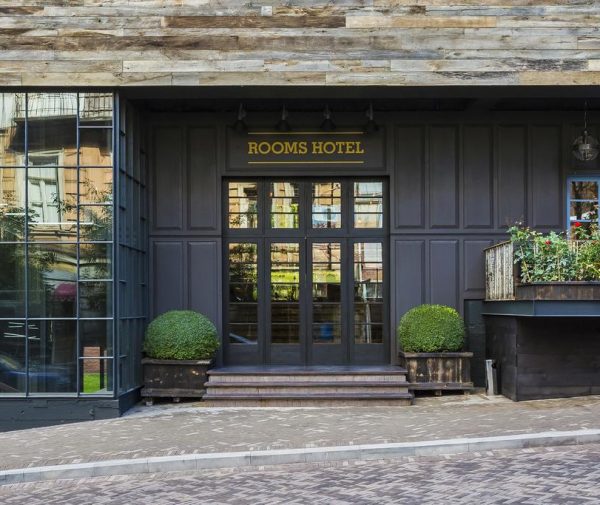 აშშ-ის სენატის და საელჩოს წარმომადგენლები პარტიების ლიდერებს ხვდებიან