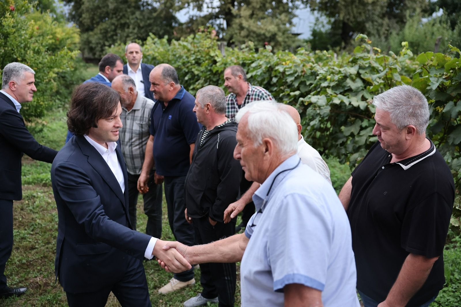ირაკლი კობახიძე მევენახეებს შეხვდა და ღვინის ქარხანაში ყურძნის ჩაბარების პროცესს გაეცნო