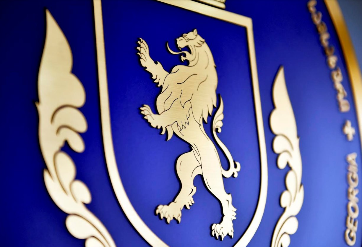 სახელმწიფოს კუთვნილი დიდი ოდენობით ფულადი თანხის მოტყუებით დაუფლების ფაქტზე ორი პირი ამხილეს