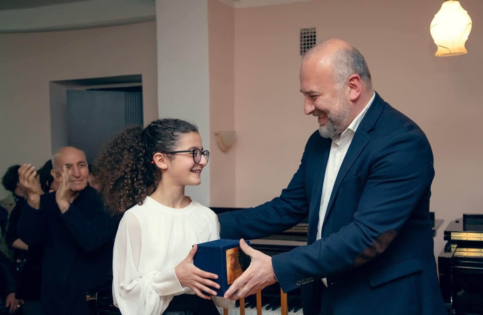 ზესტაფონის ელდარ შალამბერიძის სახელობის ხელოვნების გიმნაზიაში ქართული მუსიკის მე-7 ეროვნული კონკურსის დასკვნითი კონცერტი გაიმართა