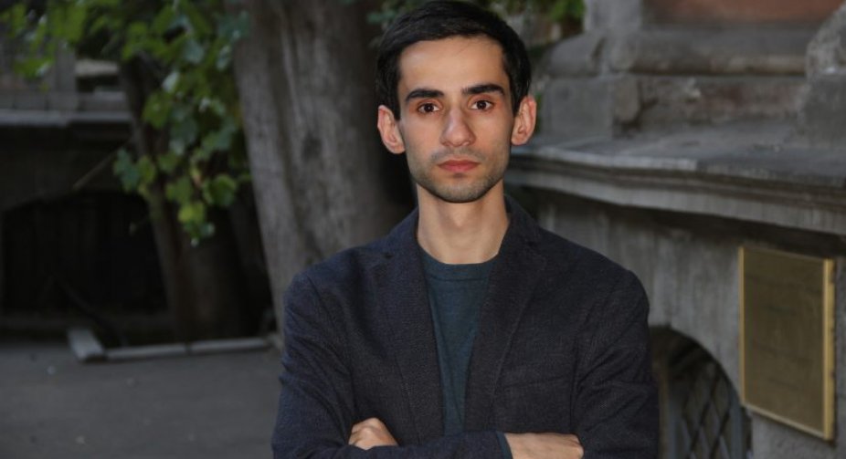 ნიკა სიმონიშვილი – კახა კუჭავა კენჭისყრის შენობაში იმყოფებოდა პირბადით, რომელზეც დატანილია “ქართული ოცნების“ სიმბოლიკა