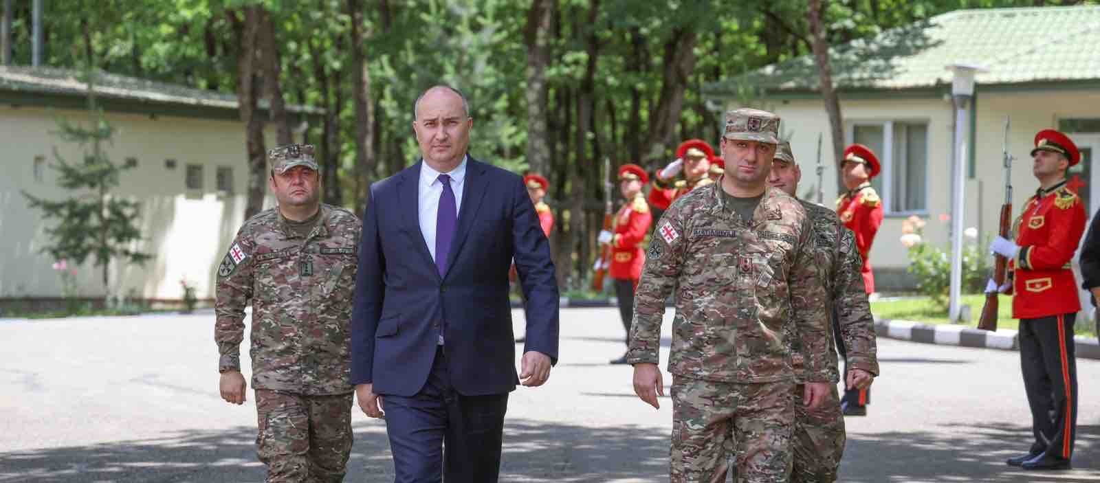 თავდაცვის მინისტრი საჩხერეში სამთო მომზადების სკოლას ესტუმრა