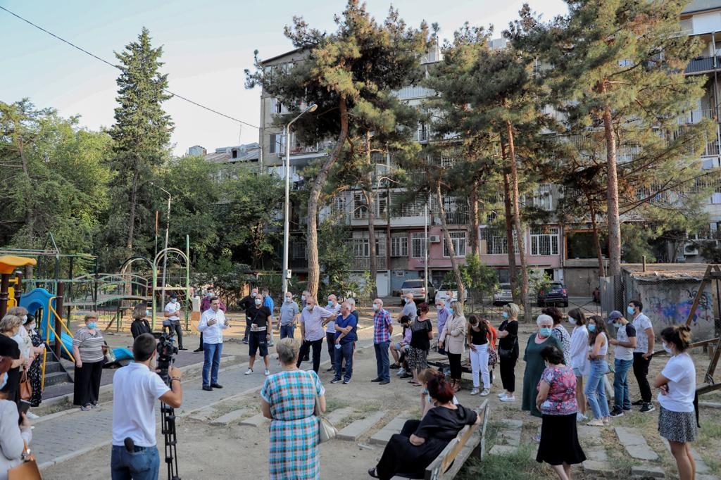 გიორგი ტყემალაძე საარჩევნო კამპანიის ფარგლებში აბაშიძისა და ფალიაშვილის ქუჩების მცხოვრებლებს შეხვდა