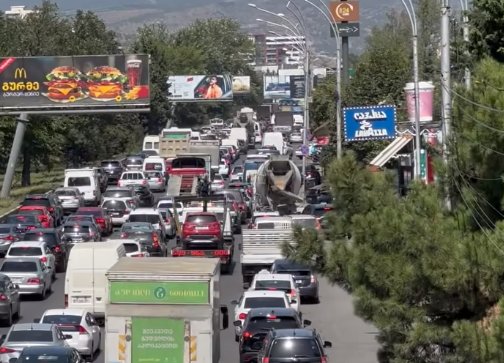 აღმაშენებლის ხეივანში ტრაილერი ამობრუნდა