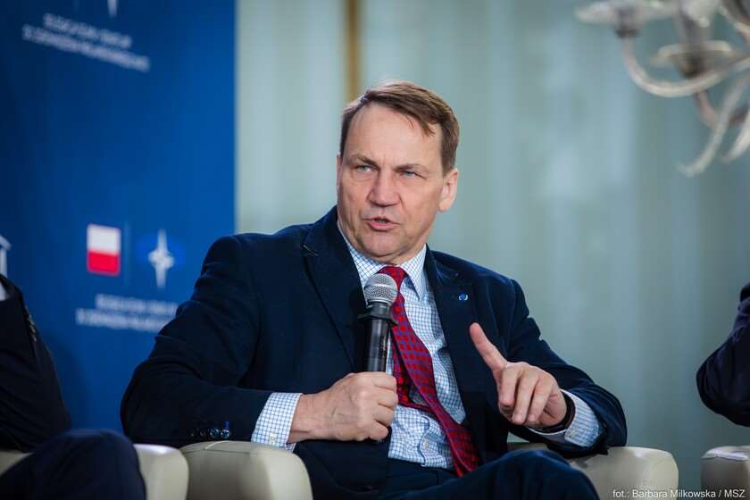 სიკორსკი – თუ პუტინი უკრაინას დატოვებს, მოლაპარაკების საჭიროება გაქრება