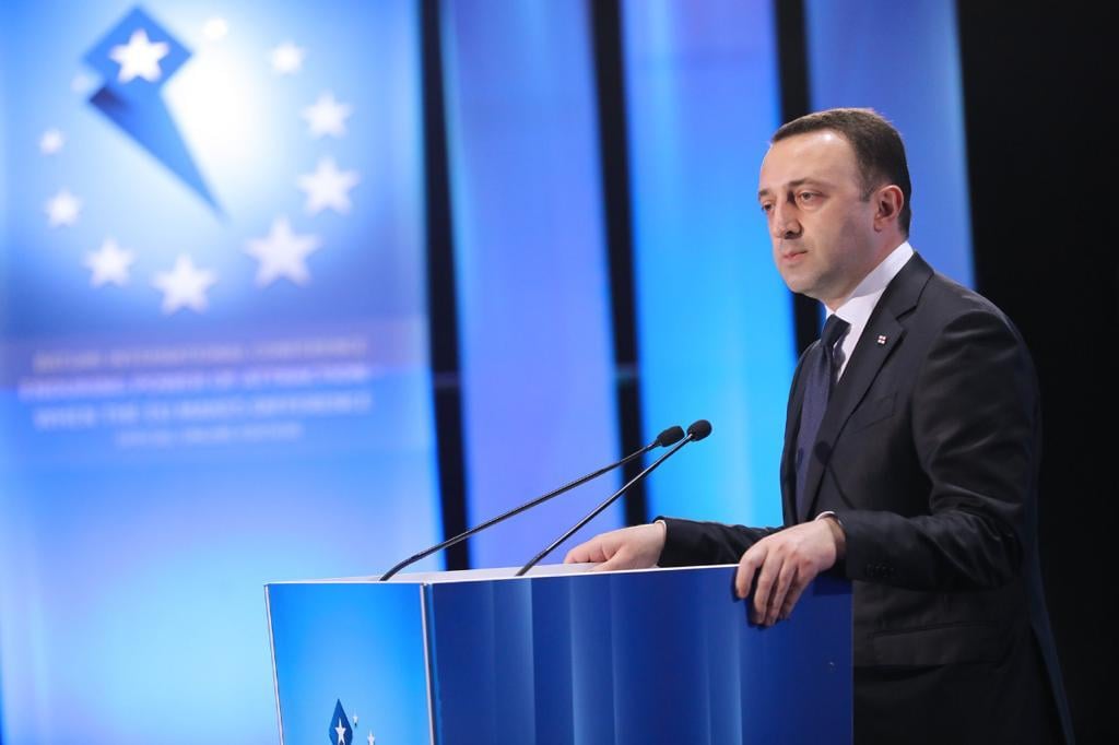 ირაკლი ღარიბაშვილი ჟურნალისტს – თქვენ ახლა ძალადობთ ჩემზე, თქვენ უნდა იყოთ პარტიაში