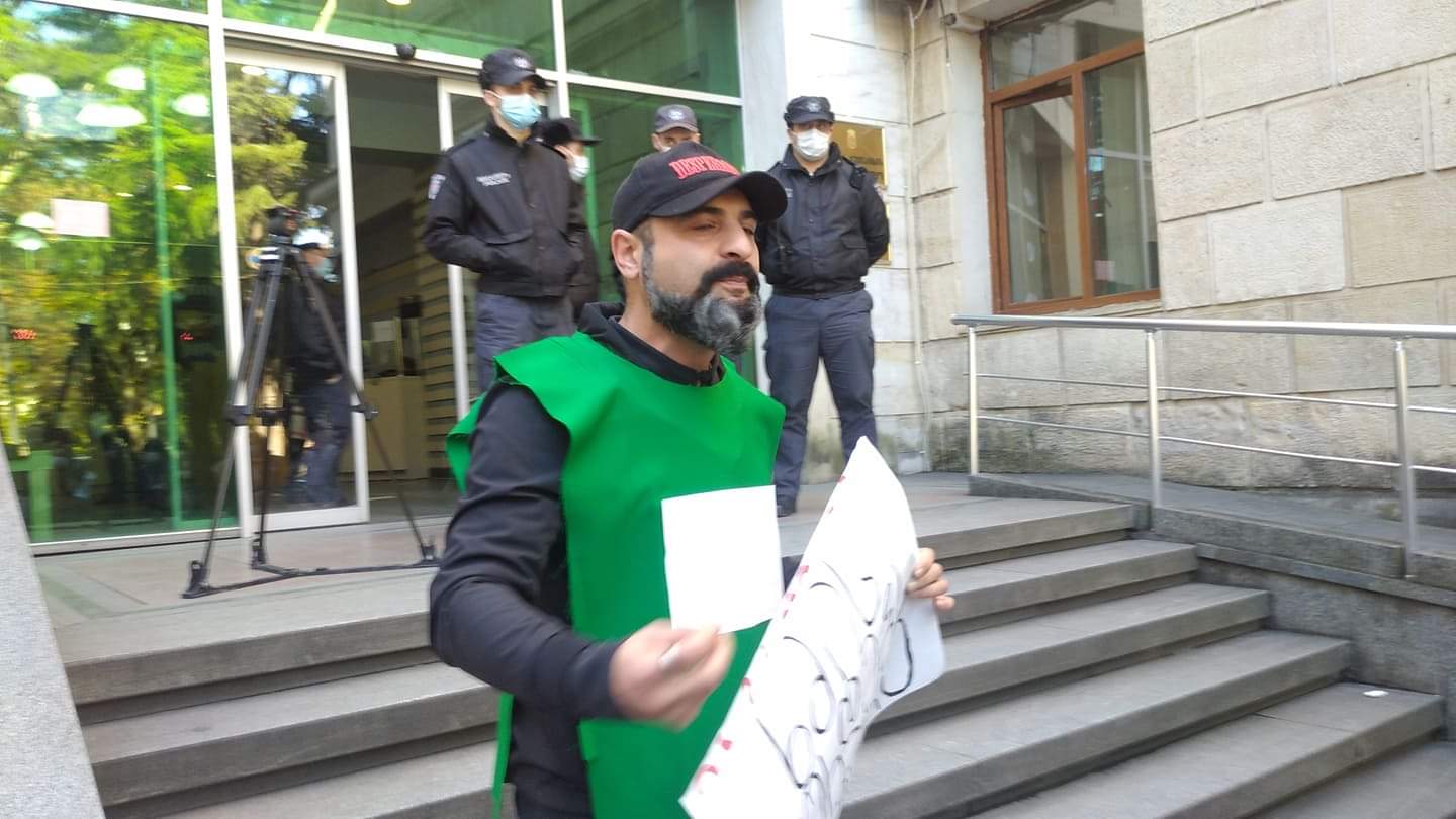 ქუთაისის საკრებულოსთან დაკავებული სამოქალაქო აქტივისტის სასამართლო პროცესი 22 დეკემბერს გაიმართება