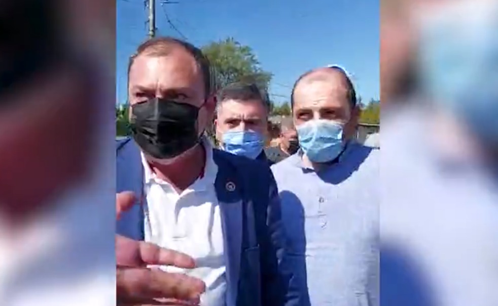 ზუგდიდის მე-19 საარჩევნო უბანთან ანზორ მელიას შტაბის წევრებმა მმართველი გუნდის მიერ ამომრჩევლის მოსყიდვის ფაქტი დააფიქსირეს