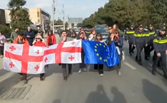 Protesters march following CEC’s summary session, demand new elections