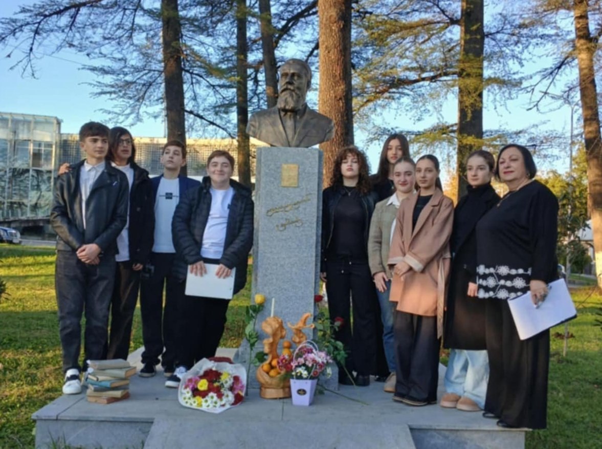 წყალტუბოში გალაკტიონ ტაბიძის დაბადების დღესთან დაკავშირებით პოეტის ძეგლი გვირგვინით შეამკეს