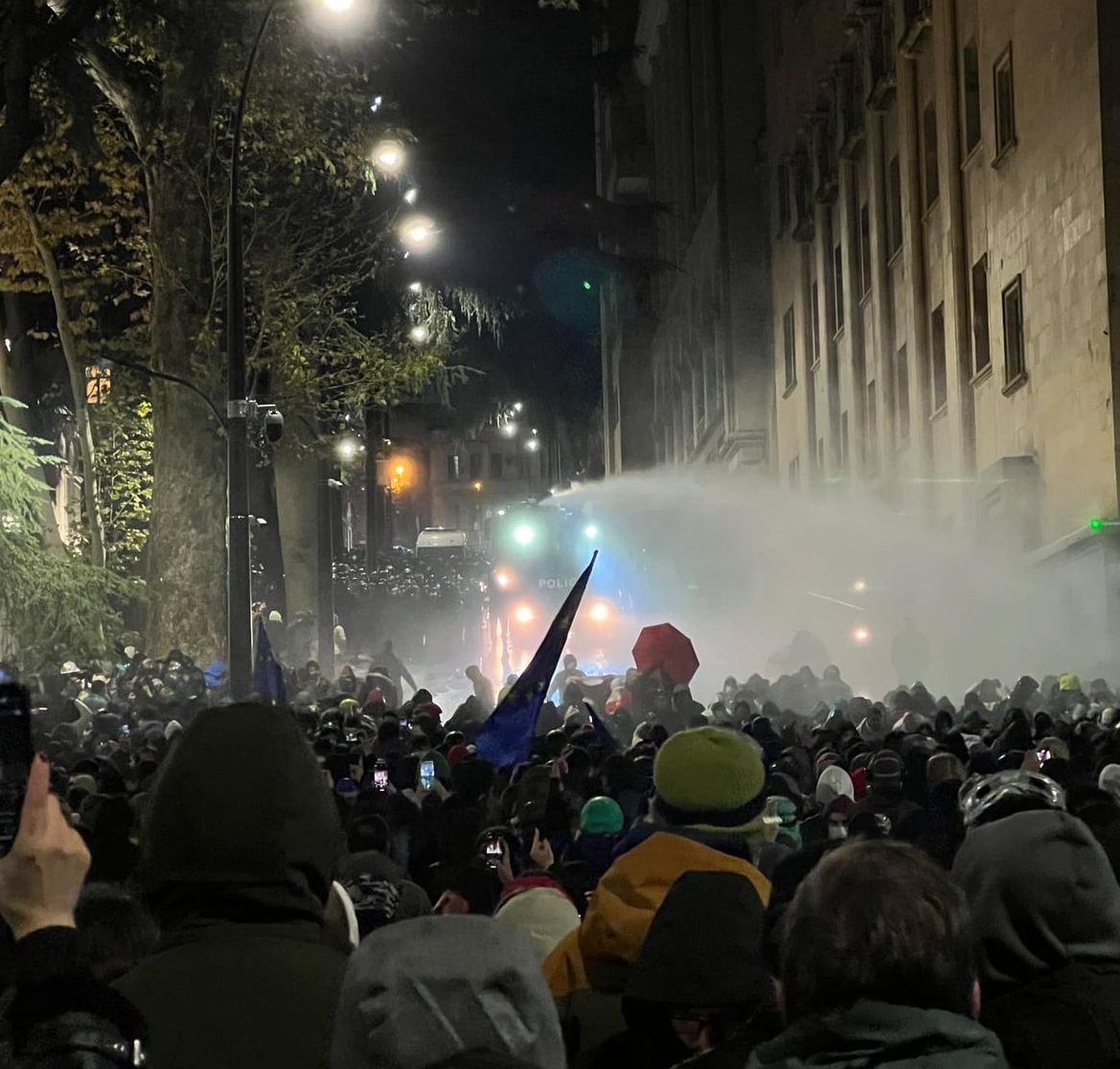 პარლამენტთან სპეცრაზმი აქციის მონაწილეების წინააღმდეგ წყლის ჭავლს იყენებს