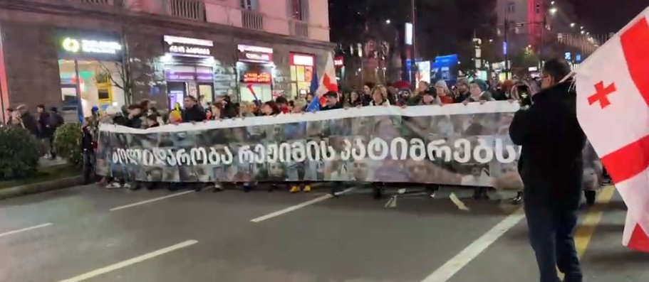 Protest march from Tbilisi State University heads toward Parliament