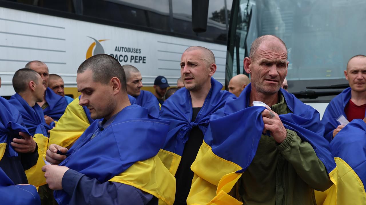 <p style="text-align: justify">უკრაინამ და რუსეთმა 1000 1000-ზე ფორმატში ტყვეების მორიგი გაცვლის ფარგლებში ერთმანეთს 307-307 სამხედრო ტყვე გადასცეს.</p><p style="text-align: justify">ტყვეების გაცვლა, რომელიც სამ დღეზეა დაყოფილი, ყველაზე მასშტაბური იქნება 2022 წელს რუსეთის უკრაინაში შეჭრის შემდეგ.</p><p style="text-align: justify">"კიდევ 307 უკრაინელი დამცველი სახლშია. დღეს თურქეთში შეთანხმებული "1000 1000-ზე" ფორმატით გაცვლის მეორე დღეა. მხოლოდ ამ ორ დღეში 697 ადამიანი უკვე დაბრუნდა. ხვალ გაგრძელებას ველით“, - განაცხადა უკრაინის პრეზიდენტმა ვოლოდიმირ ზელენსკიმ.</p><p style="text-align: justify">როგორც სამხედრო ტყვეებთან მოპყრობის კოორდინაციის შტაბმა განაცხადა, უკრაინის შეიარაღებული ძალების, კერძოდ, საჰაერო-სადესანტო თავდასხმის ძალების, უპილოტო სისტემების ძალების, საზღვაო ძალების, ჯარების ჯარების, ასევე უკრაინის სახელმწიფო სასაზღვრო სამსახურისა და ეროვნული გვარდიის ჯარისკაცები სამშობლოში დაბრუნდნენ.</p><p style="text-align: justify">ყველა გათავისუფლებული დამცველი მამაკაცია, რიგითი და სერჟანტი. ყველაზე ახალგაზრდა გათავისუფლებული 25 წლისაა, ყველაზე უფროსი კი - 61 წლის. მათ შორის არიან დაჭრილები და ავადმყოფები.</p><p style="text-align: justify">ისინი დონეცკის, ხერსონის, ხარკოვის, ზაპოროჟიეს და ლუგანსკის მიმართულებით იბრძოდნენ.</p><p style="text-align: justify">23 მაისს უკრაინაში 390 ადამიანი <a target="_blank" rel="noopener noreferrer nofollow" class="text-brand-500 underline" href="https://frontnews.ge/ge/news/zelenski-chven-vabrunebt-chvens-khalkhs-sakhlshi-dghes-390-adamiani-shabats-da-kviras-velodebit-rom-gatsvla-gagrdzeldeba"><em>დაბრუნდა</em></a> - 270 სამხედრო და 120 მშვიდობიანი მოქალაქე.</p><div class="iframe-wrapper"><iframe src="https://www.facebook.com/plugins/post.php?href=https%3A%2F%2Fwww.facebook.com%2Fzelenskyy.official%2Fposts%2Fpfbid0fra8e9xpE9E8KVXY2EfE6Qdm3gWykm3iQL8ggs8pmxtMTkdAHMcJ19M9HVWrg6v7l&amp;show_text=true&amp;width=500" frameborder="0" allowfullscreen="true" width="500" height="645" title="Embedded content" allow="autoplay; clipboard-write; encrypted-media; picture-in-picture; web-share" scrolling="no" style="border:none;overflow:hidden"></iframe></div>