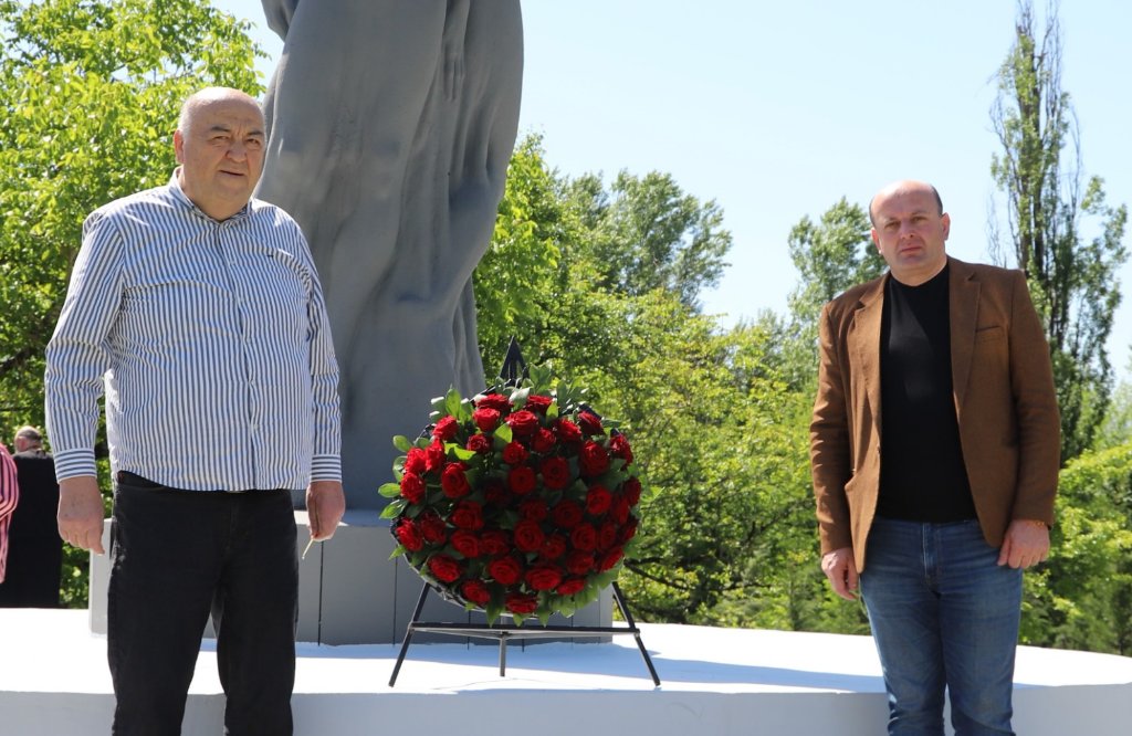 <p style="text-align: justify">9 &nbsp;მაისი ფაშიზმზე გამარჯვების დღეა. მეორე მსოფლიო ომის დასრულებიდან 80 წელი გავიდა.</p><p style="text-align: justify">2025 წლის 9 მაისს, თერჯოლის მუნიციპალიტეტის მერმა მანუჩარ რობაქიძემ, საკრებულოს თავმჯდომარე გიორგი ბარათაშვილთან ერთად გვირგვინით შეამკო გმირთა დიდების მემორიალი ქალაქ თერჯოლაში და ომის გმირის - დავით ჯაბიძის მემორიალი სოფელ ჩხარში.</p><p style="text-align: justify">ომში გარდაცვლილი გმირების სულის მოსახსენებელი პარაკლისი გადაიხდეს სასულიერო პირებმა.</p><p style="text-align: justify">მემორიალთან სამხედრო პირები, ადგილობრივი თვითმმართველობის წარმომადგენლები და მოქალაქეები იმყოფებოდნენ.</p>