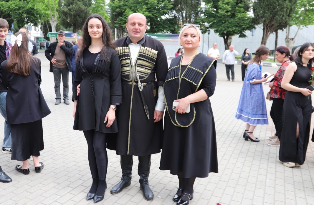 <p style="text-align: justify">18 მაისი ქართული ეროვნული სამოსის დღეა.&nbsp;</p><p style="text-align: justify">თერჯოლის მუნიციპალიტეტში ეროვნული სამოსის დღე აღინიშნა. ამ დღესთან დაკავშირებით ქალაქში კულტურულ-გასართობი ღონისძიებები გაიმართა. მოეწყო კოსტიუმირებული მსვლელობა ქალაქის ცენტრში, მერიის ადმინისტრაციული შენობის წინ &nbsp;კულტურულ-შემეცნებითი აქტივობები ჩატარდა. &nbsp;აქვე გამოფენილი იყო ეროვნული სამოსი, ეთნოგრაფიული &nbsp;ნივთები,ადგილობრივ მეწარმეთა ნამუშევრები.&nbsp;</p><p style="text-align: justify">ღონისძიებაში მონაწილეობდნენ მუნიციპალიტეტში მოქმედი ქორეოგრაფიული და ფოლკლორული ანსამბლები, საჯარო სკოლები. ეროვნული სამოსის დღე თერჯოლელებს მიულოცეს მუნიციპალიტეტის მერმა მანუჩარ რობაქიძემ, საკრებულოს თავმჯდომარე გიორგი ბარათაშვილმა, თერჯოლისა და ტყიბულის ეპარქიის მეუფე გიორგიმ.&nbsp;</p><p style="text-align: justify">საქართველოში ეროვნული სამოსის დღე 2016 წელს დაწესდა, რომლის მიზანია ქართული კულტურის პოპულარიზაცია და ქვეყნის საზღვრებს გარეთ გატანა.&nbsp;</p><p style="text-align: justify">ეროვნული სამოსის დღისადმი მიძღვნილი ღონისძიება თერჯოლის მუნიციპალიტეტის მერიის მხარდაჭერით და კულტურის სამსახურის ორგანიზებით &nbsp;ჩატარდა.</p>