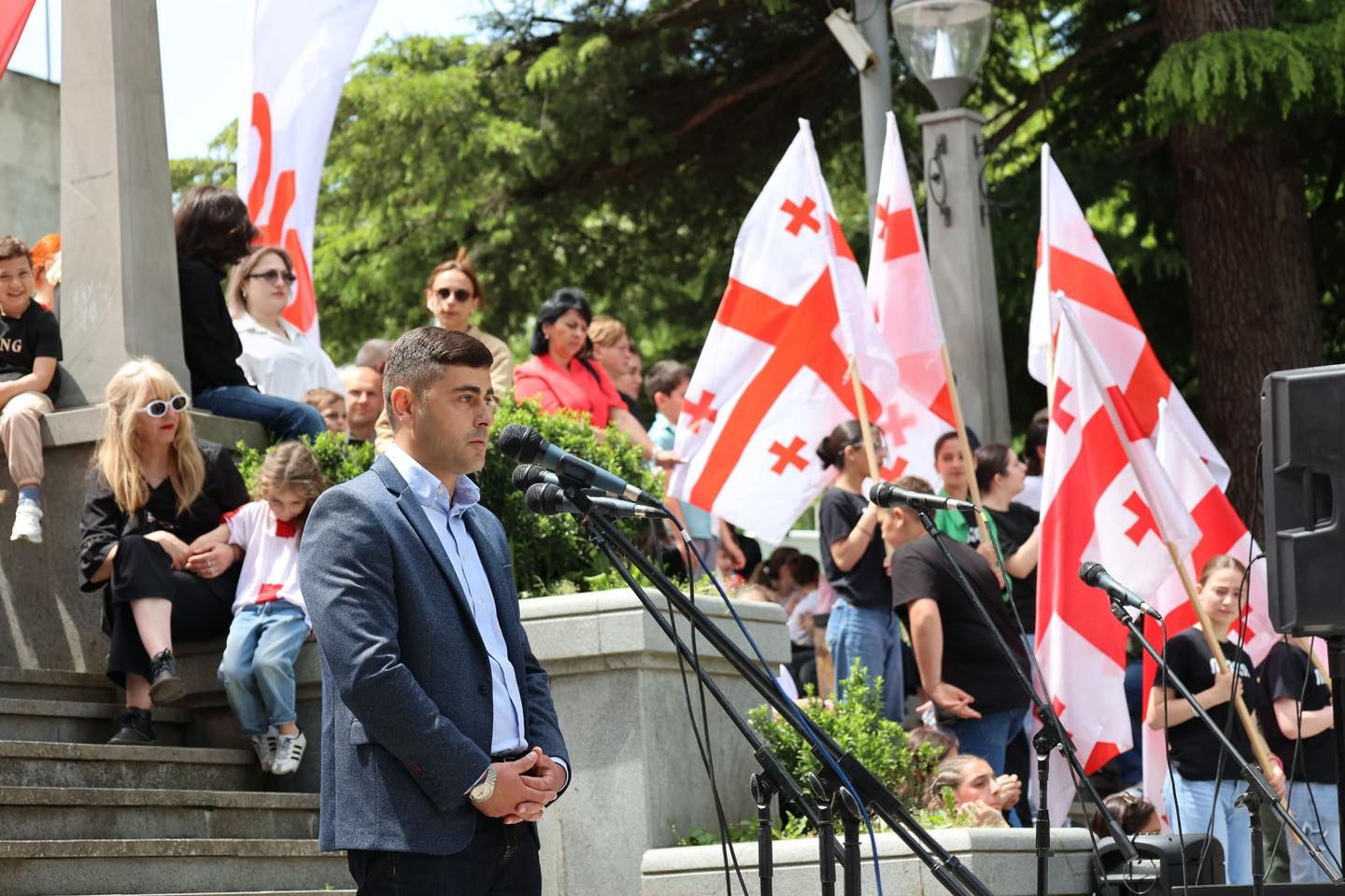 <p style="text-align: justify">ბორჯომში საქართველოს დამოუკიდებლობის დღე აღინიშნა.</p><p style="text-align: justify">მაყურებლის წინაშე ადგილობრივი ვოკალური და ქორეოგრაფიული ანსამბლები წარდგნენ.</p><p style="text-align: justify">26 მაისი მოსახლეობას დეკანოზმა იოანემ (ხეცურიანი), საკრებულოს თავმჯდომარემ დავით ზაალიშვილმა და მერის მოადგილემ გიორგი ტაბატაძემ მიულოცეს.</p><p style="text-align: justify">ღონისძიებას ადგილობრივი თვითმმართველობის წარმომადგენლები და მოქალაქეები ესწრებოდნენ.</p><div class="iframe-wrapper"><iframe src="https://www.facebook.com/plugins/post.php?href=https%3A%2F%2Fwww.facebook.com%2Fpermalink.php%3Fstory_fbid%3Dpfbid02FdUWK7ZbupTW3FthHytXbz8ZC3vvccBy46vkHJfsPXMioCUV2AYoTjEvJbDJzTK4l%26id%3D100067222093058&amp;show_text=true&amp;width=500" frameborder="0" allowfullscreen="true" width="500" height="754" title="Embedded content" allow="autoplay; clipboard-write; encrypted-media; picture-in-picture; web-share" scrolling="no" style="border:none;overflow:hidden"></iframe></div>