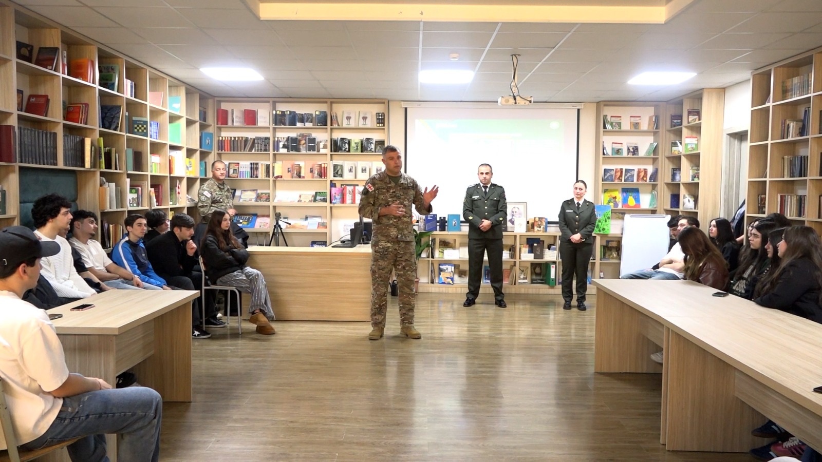 "ჩვენი ჯარის“ ფარგლებში ეროვნული გვარდიის წარმომადგენლები ბათუმის ფიზიკა-მათემატიკის N6 საჯარო სკოლას ესტუმრნენ