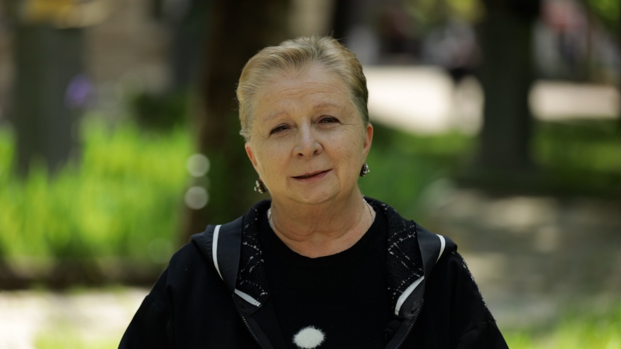 <p>"გვირილობა" ქველმოქმედების სურნელია“ – ასე იწყებს საუბარს კულტუროლოგი, აკაკი წერეთლის სახელმწიფო უნივერსიტეტის ასოცირებული პროფესორი რუსუდან მიქაუტაძე, რომელიც ქუთაისქალაქობის – ქალაქის განსაკუთრებული დღის შესახებ რეალურ ისტორიას გვიყვება. ეს ვიდეო სულ სხვა კუთხით გვიჩვენებს იმას, რაც წლების განმავლობაში ხალხურ დღესასწაულად იქცა, თუმცა ღრმად ემოციური ფესვები აქვს.</p><p>ქუთაისქალაქობა, რომელიც 2 მაისს აღინიშნება, არის ადამიანების სიყვარულის, თანადგომის, ქველმოქმედების დღესასწაული. რუსუდან მიქაუტაძე გვახსენებს, რომ „გვირილობა“ ჯერ კიდევ მე-20 საუკუნის დასაწყისში შეიქმნა და მაშინ ქუთაისელი გოგონები ქუჩებში გვირილებით გამოდიოდნენ – ყვავილებს ყიდდნენ, &nbsp;შემოსული თანხა კი ტუბერკულოზით დაავადებული ადამიანების დასახმარებლად იყრიდა თავს.</p><p>ეს ტრადიცია ქუთაისმა შეინარჩუნა როგორც თანაგრძნობისა და ადამიანობის კულტურა.</p><p>"ქუთაისი არის ქალაქი, რომელსაც ხალხი ქმნის და ეს ხალხი არასდროს ყოფილა გულგრილი", – ამბობს მიქაუტაძე. მისი სიტყვები თითქოს გვაბრუნებს იმ დროში, როდესაც უბრალო ადამიანების ერთმა მცირე ჟესტმა – გვირილის გაყიდვამ – სიცოცხლე შეუნარჩუნა სხვას.</p><p>რუსუდან მიქაუტაძე გვიხსნის თუ რას ნიშნავს იყო ქუთაისელი და რამხელა პასუხისმგებლობასთან ასოცირდება ეს ყველაფერი, ის ასევე იხსენებს მისი ბავშვობის ქუთაისს და საუბრობს იმ თემებზე, რაც ამ დროის განმავლობაში შეიცვალა მის ქალაქში.</p><p>“ქუთაისელობა არის დიდი პასუხისმგებლობა, უნდა გიყვარდეს და გტკიოდეს შენი ქალაქი, &nbsp;ყოველდღიურად უნდა ცდილობდე, რომ შენი ქალაქი გახდეს უფრო უკეთესი”, - აღნიშნავს ის.</p><div class="iframe-wrapper"><iframe src="https://www.youtube.com/embed/jS8ZJ4TBYhU?si=hlsuWLhQEL_ALSyV" frameborder="0" allowfullscreen="true" width="560" height="315" title="YouTube video player" allow="accelerometer; autoplay; clipboard-write; encrypted-media; gyroscope; picture-in-picture; web-share"></iframe></div><p>ქუთაისქალაქობა დღეს კულტურულ ღონისძიებებს, მუსიკას, ფერად ქუჩებსა და კონცერტებს უკავშირდება, მაგრამ მისი ემოციური საფუძველი რჩება უცვლელი – ერთმანეთის გვერდით დგომა. ეს დღესასწაული გვახსენებს, რომ ნამდვილ ისტორიებს ადამიანები წერენ, ქალაქი კი სწორედ ამ ადამიანების ამონარიდია.</p><p>სწორედ ასეთ ისტორიას გვიამბობს რუსუდან მიქაუტაძე – სიყვარულით, სითბოთი და ქალაქზე მზრუნველობით აღსავსე ენით.</p>