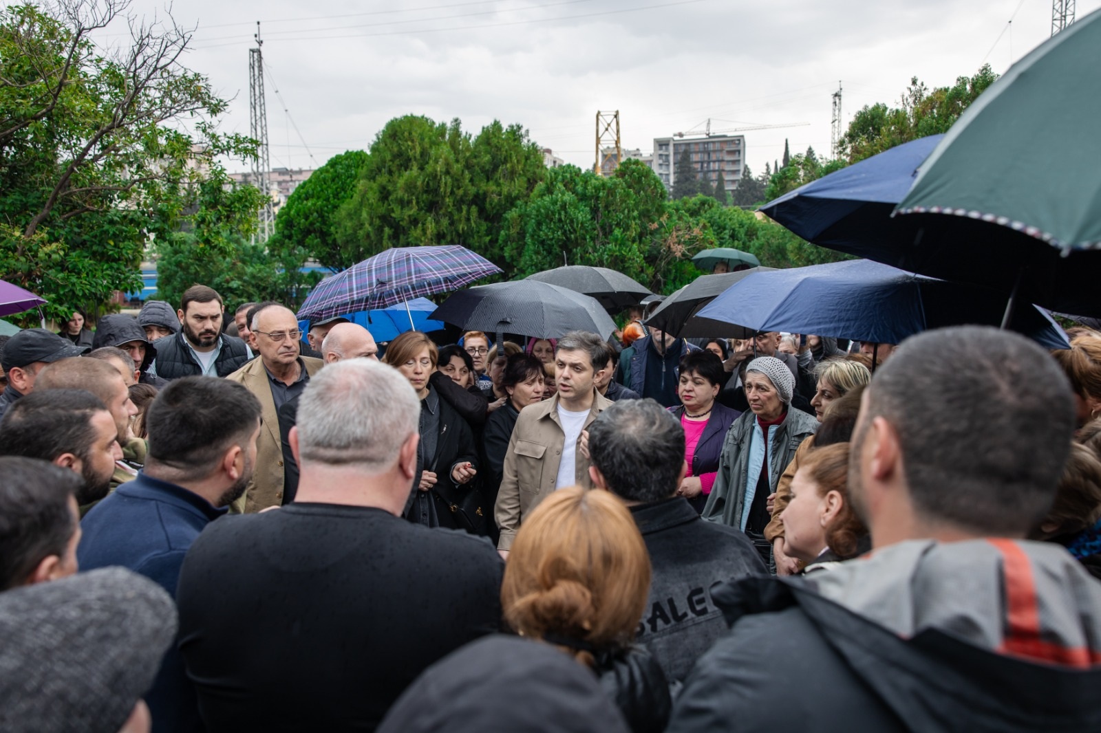 ირაკლი ხმალაძემ ხანძრის შედეგად განადგურებული მაღაზიები დაათვალიერა და მოვაჭრეებს შეხვდა