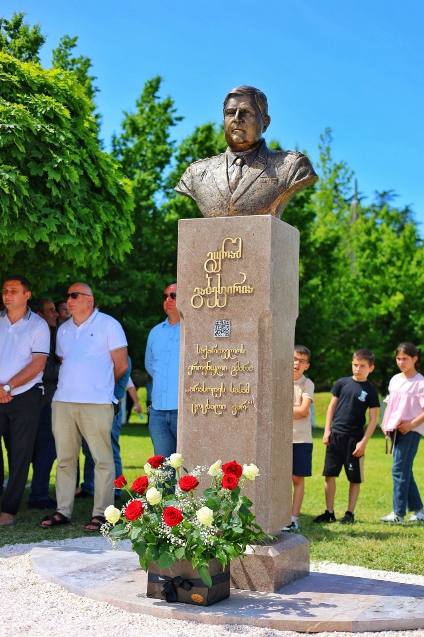 <p style="text-align: justify">ზუგდიდში, 26 მაისის ღონისძიებები ეროვნული გმირების პარკში, საქართველოს ეროვნული გმირის, სოხუმის ყოფილი მერის გურამ გაბესკირიას ბიუსტის გახსნით დაიწყო.</p><p style="text-align: justify">ეროვნული გმირების პარკში უკვე განთავსებულია მერაბ კოსტავას, ჟიული შარტავას, გენო ადამიას, მამია ალასანიას და 1924 წლის აჯანყებულთა ბიუსტები და მემორიალები.</p><p style="text-align: justify">ეროვნული გმირების ბიუსტები, სამეგრელო-ზემო სვანეთის სახელმწიფო რწმუნებულმა, ზუგდიდის დელეგატმა, მუნიციპალიტეტის მერმა, განათლების, მეცნიერების და ახალგაზრდობის მინისტრის მოადგილეებმა და აფხაზეთის მთავრობის მინისტრთა კაბინეტის წევრებმა გვირგვინებით შეამკეს. ხელისუფლების წარმომადგენლებმა, ასევე გვირგვინით შეამკეს, ზუგდიდის ცენტრალურ ბულვარში მდებარე საქართველოს პირველი პრეზიდენტის, ეროვნული გმირის, ზვიად გამსახურდიას ბიუსტი.</p><p style="text-align: justify">დღესვე ეროვნული გმირების პარკში საქართველოს სახელმწიფო დროშის აღმართვის ცერემონია გაიმართა. პარკში სამომავლოდ დაგეგმილია სხვა ეროვნული გმირების ბიუსტების განთავსება.</p><p>&nbsp;</p>