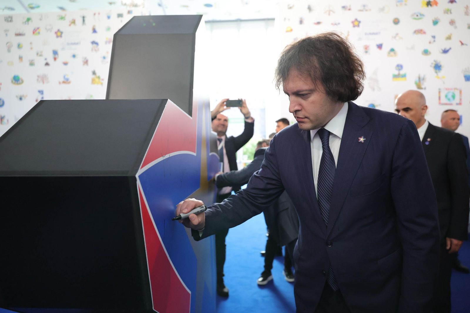 <p style="text-align: justify">პრემიერ-მინისტრი ირაკლი კობახიძე ევროპული საბჭოს პრეზიდენტის, ანტონიო კოშტას მიწვევით ალბანეთის დედაქალაქ ტირანაში, ევროპული პოლიტიკური გაერთიანების (EPC) სამიტში მონაწილეობს.</p><p style="text-align: justify">სამიტის მონაწილე ლიდერებს ალბანეთის პრემიერ-მინისტრი ედი რამა მასპინძლობს.&nbsp;</p><p style="text-align: justify">ირაკლი კობახიძის განცხადებით, ევროპული პოლიტიკური გაერთიანების სამიტზე ისაუბრებს მთავარ გზავნილებზე, რაც ქვეყნის ძირეულ ეროვნულ ინტერესებს უკავშირდება.</p><p style="text-align: justify">"სამიტზე ევროპიდან ყველა ქვეყნის ლიდერი იქნება წარმოდგენილი. მექნება საშუალება, სიტყვით გამოვიდე მრგვალი მაგიდის ფორმატში. ამ ფორმატს ასევე გამოვიყენებთ იმისთვის, რომ სხვადასხვა ქვეყნის ლიდერებს გავესაუბროთ. ბუნებრივია, საუბარი გვექნება ჩვენი ქვეყნის მთავარ გზავნილებზე, რაც ჩვენს ძირეულ ეროვნულ ინტერესებს უკავშირდება“, - განაცხადა ირაკლი კობახიძემ.</p><p style="text-align: justify">პრემიერი EPC-ს რიგით მე-6 კონფერენციის გახსნით სესიას დაესწრო, რომლის შემდეგ კონფერენციის მონაწილე ლიდერებმა ერთობლივი ფოტო გადაიღეს.</p><p style="text-align: justify">ევროპული პოლიტიკური გაერთიანების მე-6 სამიტში 50-მდე ქვეყნის ლიდერი, ევროპული და საერთაშორისო ინსტიტუტების ხელმძღვანელები მონაწილეობენ.&nbsp;</p><p style="text-align: justify">პრემიერ-მინისტრი ევროპული პოლიტიკური გაერთიანების სამიტზე დელეგაციასთან ერთად იმყოფება, რომლის შემადგენლობაში საგარეო საქმეთა მინისტრი მაკა ბოჭორიშვილი და მთავრობის ადმინისტრაციის უფროსი ლევან ჟორჟოლიანი არიან.</p><p style="text-align: justify"><em>ინფორმაციას მთავრობის ადმინისტრაცია ავრცელებს.</em></p>