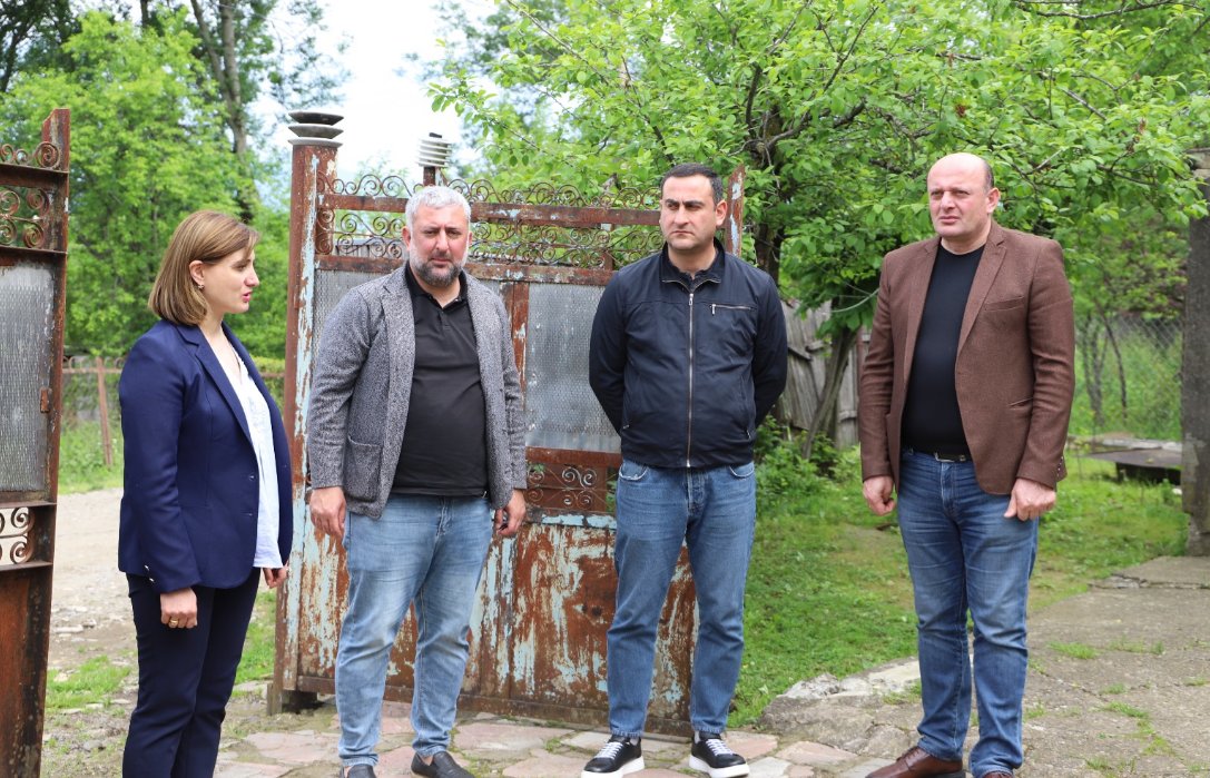 <p style="text-align: justify">თერჯოლაში მრავალშვილიან ოჯახებს საყოფაცხოვრებო ნივთები გადასცეს.</p><p style="text-align: justify">მუნიციპალიტეტის მერიის ინფორმაციით, სოციალური აქცია მუნიციპალიტეტის მერიის მხარდაჭერით და &nbsp;ბავშვთა დაცვისა და ზრუნვის განყოფილების ორგანიზებით განხორციელდა.</p><p style="text-align: justify">თერჯოლის მუნიციპალიტეტის მერმა მანუჩარ რობაქიძემ, საკრებულოს თავმჯდომარის მოადგილე დავით გოგბერაშვილთან ერთად, ბენეფიციარებს ტექნიკა და ავეჯი გადასცა.</p><p style="text-align: justify">თერჯოლის მუნიციპალიტეტში აღნიშნული სოციალურად დაუცველი მოქალაქეების &nbsp;საცხოვრებელი პირობების გაუმჯობესების მიზნით, მხარდაჭერის პროგრამა მესამე წელია, მოქმედებს და დახმარება 60-მდე ოჯახს გაეწია.</p>